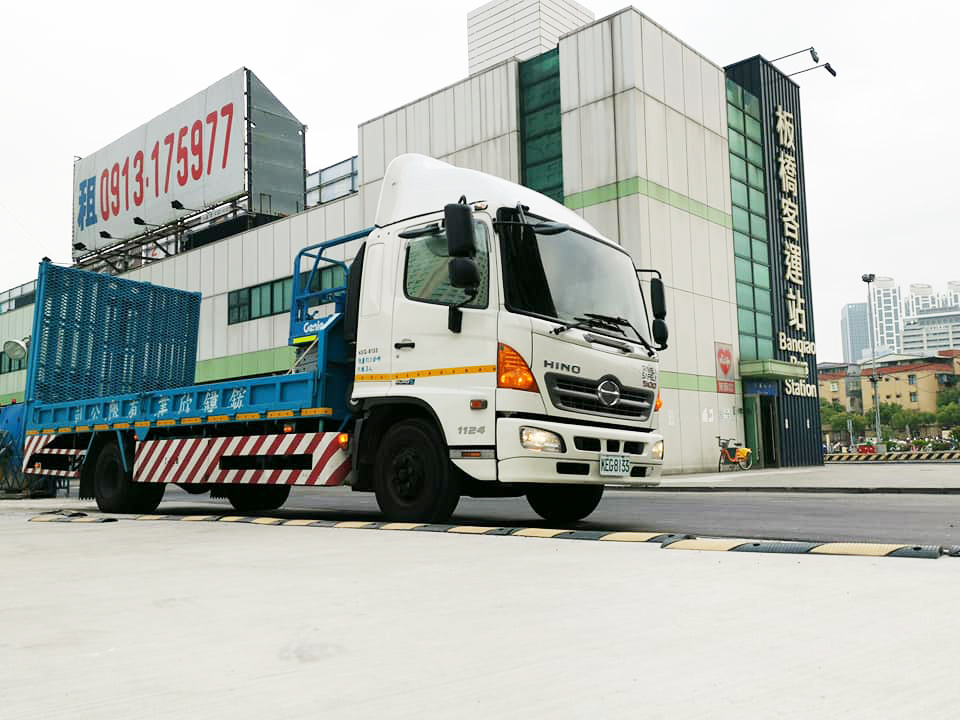 台北 板橋客運站 高空作業車.鋐鐿自走車出租買賣0989993993