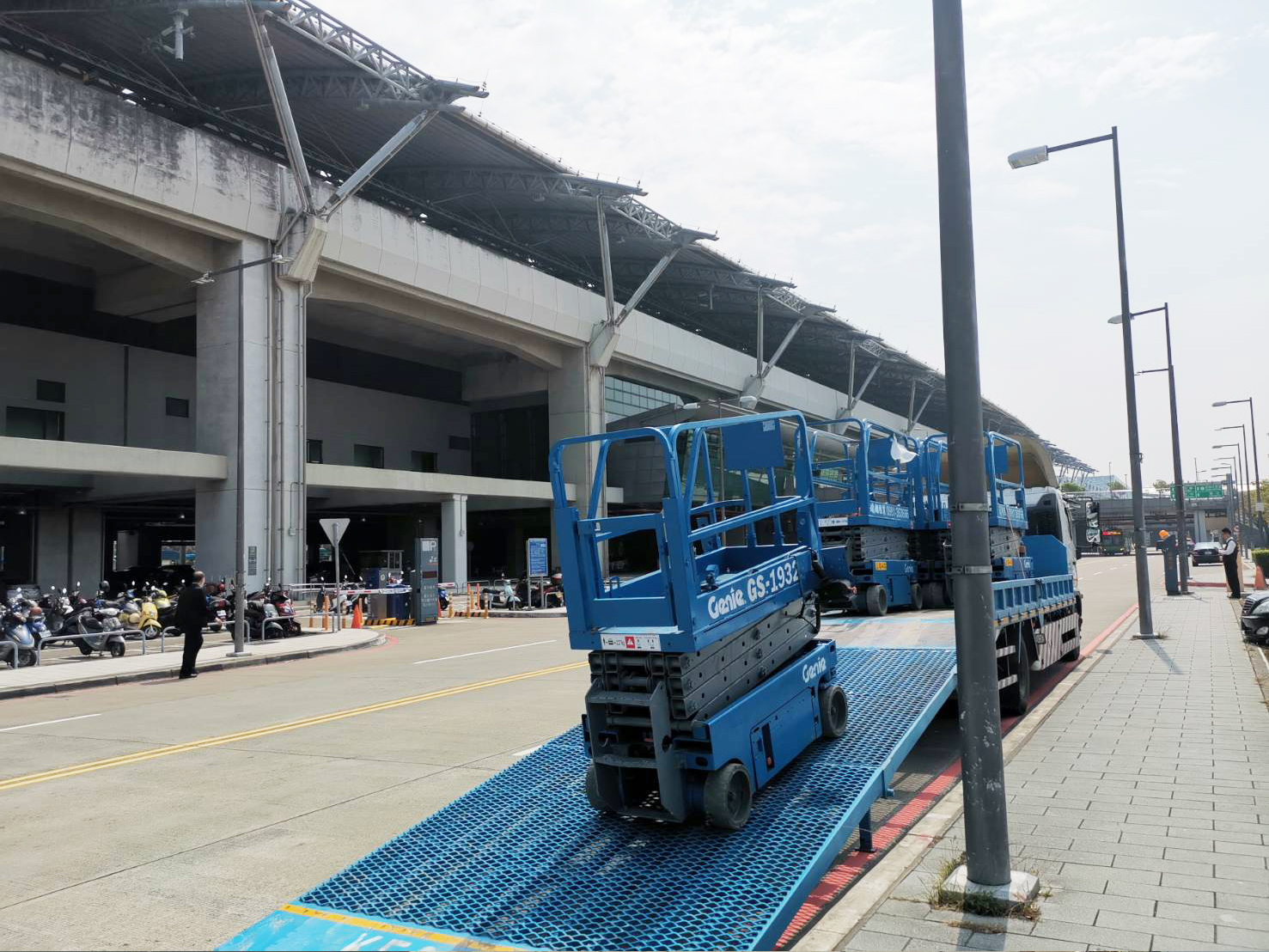 台中 高空作業車.鋐鐿自走車出租.買賣0989-993993